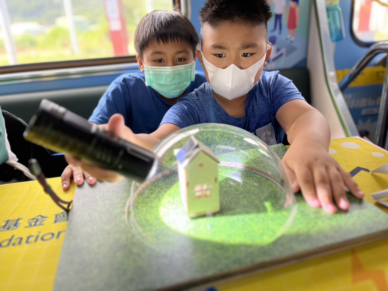 88858cc永利參與基礎科學主題車廂，以STEAM教學精神，設計「逐日科學家」、「太陽能工程師」以及「淨零建築師」三大能源科普課程和實驗